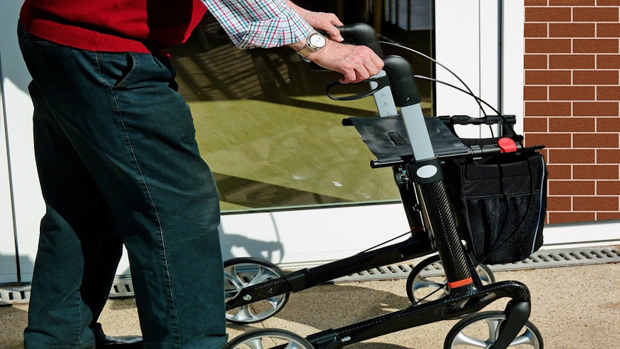 Senior mit Rollator