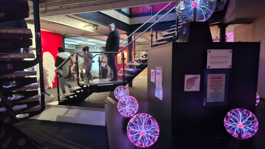Plasmakugeln im DeJa Vu Museum verändern die Blitze beim Handauflegen