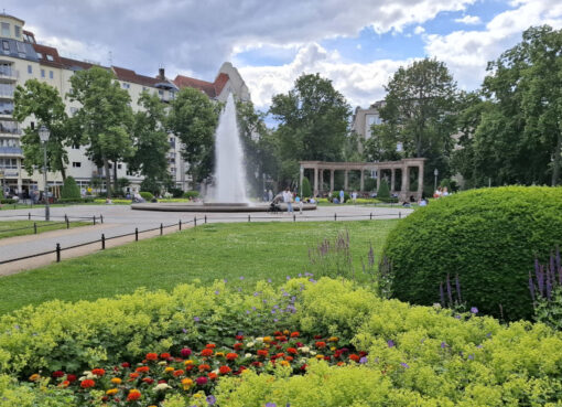 Springbrunnen mit Fontäne am Victoria-Luise-Platz in Schöneberg