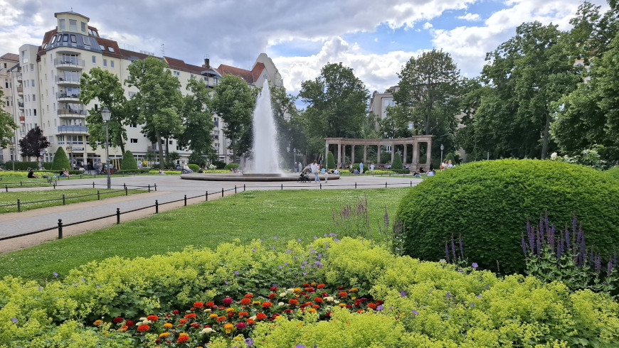 Springbrunnen mit Fontäne am Victoria-Luise-Platz in Schöneberg