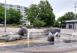 Der Nilpferdbrunnen in der John-Locke-Siedlung in Lichtenrade