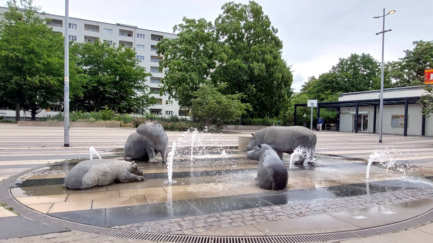 Der Nilpferdbrunnen in der John-Locke-Siedlung in Lichtenrade