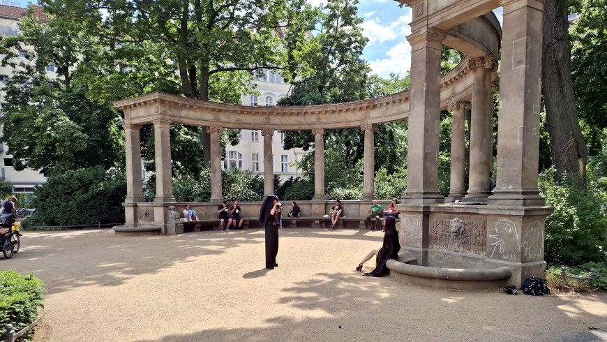 Besucher an den Kolonnaden mit Aussicht auf den Victoria-Luise-Platz