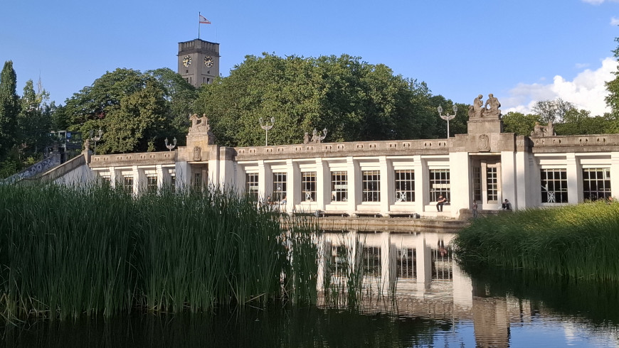 Die U-Bahn-Station der U4 befindet sich mitten im Park.