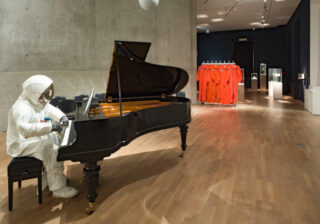 Zeitastronaut in der Ausstellung "Das Gegenteil von Jetzt" im Jüdischen Museum Berlin