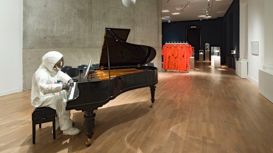Zeitastronaut in der Ausstellung "Das Gegenteil von Jetzt" im Jüdischen Museum Berlin